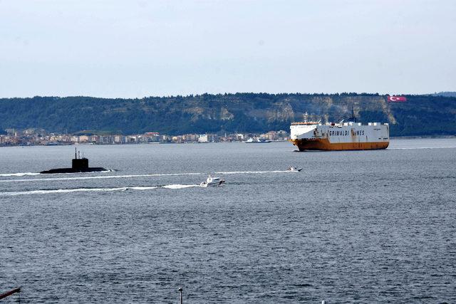 Rus Denizaltısı 'Veliky Novgorod' Çanakkale Boğazı'ndan geçti