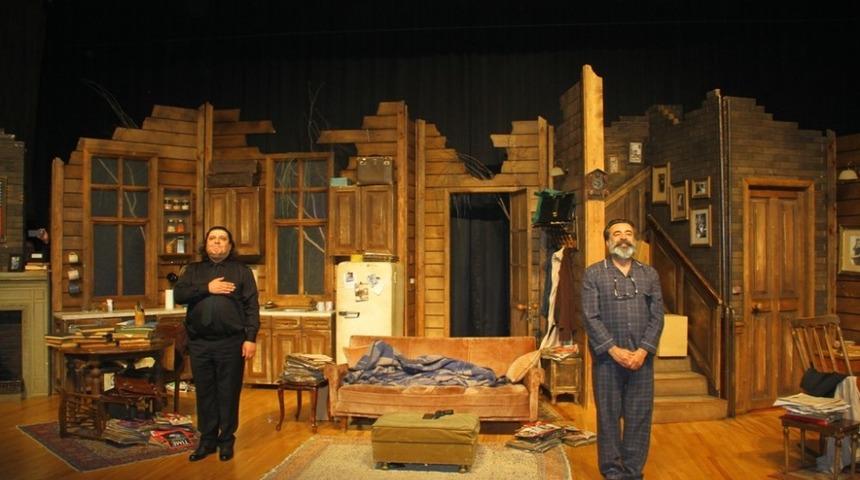 &ldquo;Halktan Biri&rdquo; adlı tiyatro oyunu Kartal&rsquo;da sahnelendi