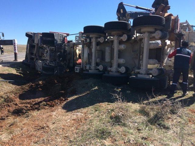 Karaman’da devrilen beton mikserinin sürücüsü yaralandı