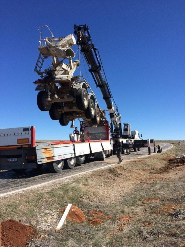 Karaman’da devrilen beton mikserinin sürücüsü yaralandı