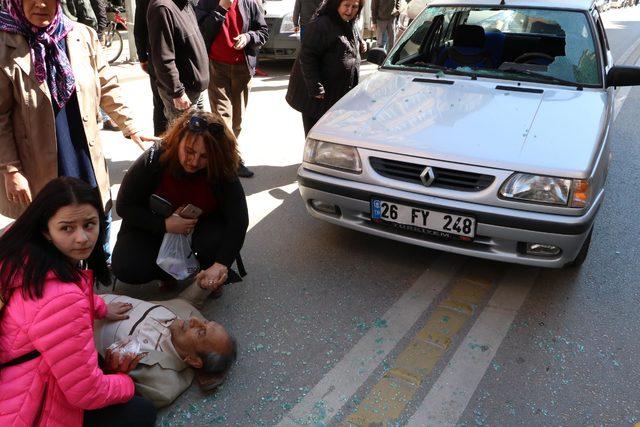 Otomobilin çarptığı kişiye yoldan geçen 2 kadın ellerinden tutup destek oldu