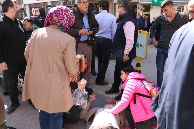 Otomobilin çarptığı kişiye yoldan geçen 2 kadın ellerinden tutup destek oldu