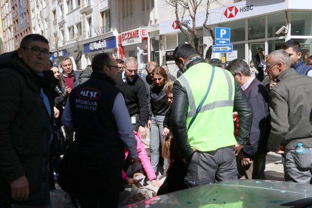 Otomobilin çarptığı kişiye yoldan geçen 2 kadın ellerinden tutup destek oldu