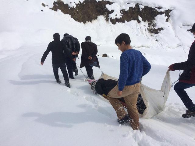 Hastayı branda ile kar üzerinde 2 kilometre çekerek ambulansa ulaştırdılar