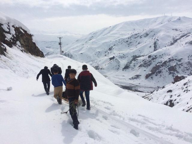 Hastayı branda ile kar üzerinde 2 kilometre çekerek ambulansa ulaştırdılar