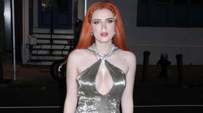 Bella Thorne, parıltılı elbisesi ile b&uuml;y&uuml;ledi!