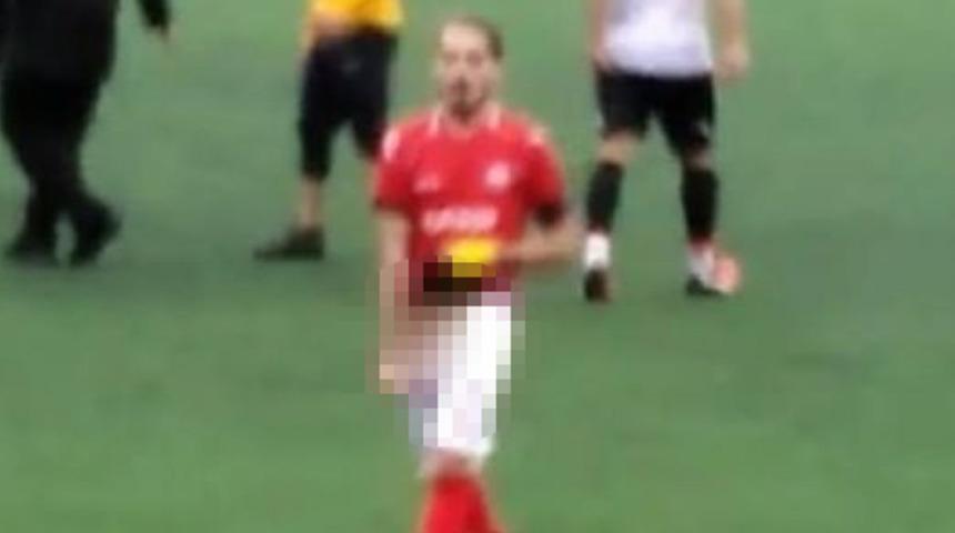 Cinsel organını g&ouml;steren futbolcuya 10 ma&ccedil; ceza