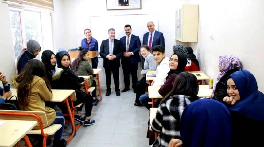 AK Parti İl Başkanı Bahattin Yıldız se&ccedil;im &ccedil;alışmalarını s&uuml;rd&uuml;r&uuml;yor