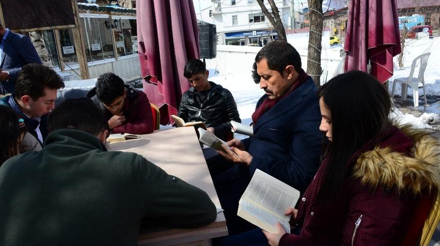 Ardahan&rsquo;da &ouml;ğrencilerden kitap okuma etkinliği