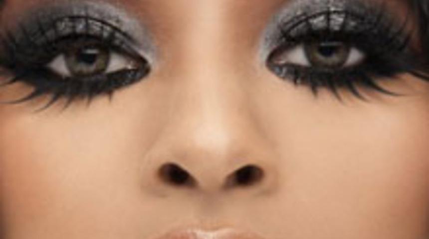 Takma Kirpiklerle &Ccedil;arpıcı Bakışlar