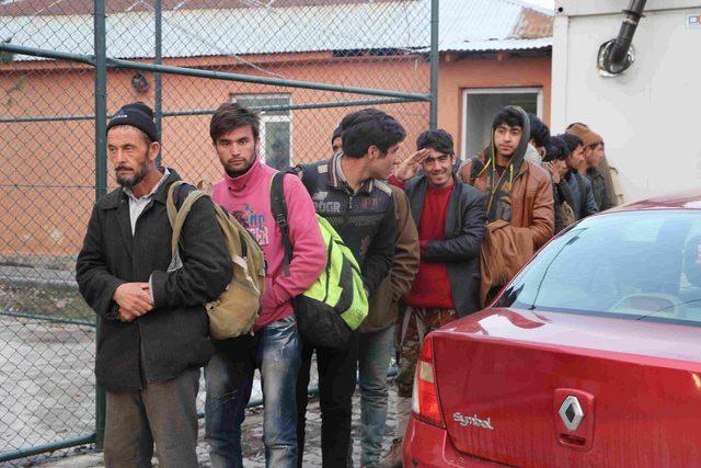 Koltukları sökülen minibüsten 40 kaçak göçmen çıktı