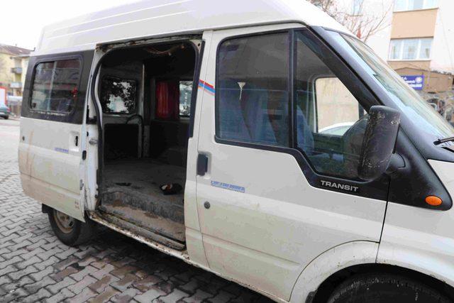 Koltukları sökülen minibüsten 40 kaçak göçmen çıktı
