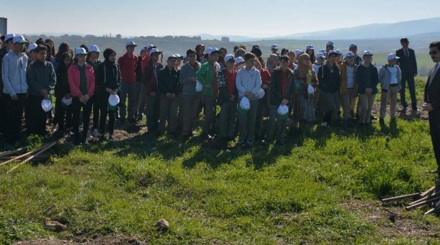 Y&uuml;zlerce fidan toprakla buluştu