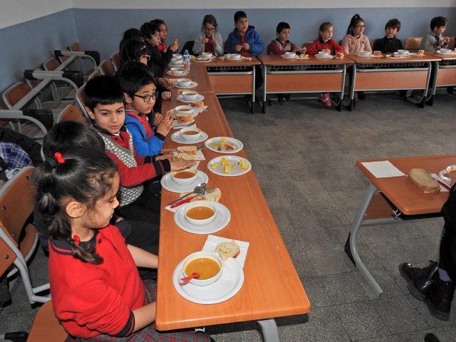 Öğrenciler, fast food yerine anne çorbasıyla besleniyor