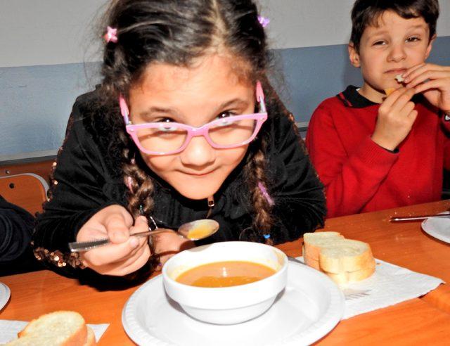 Öğrenciler, fast food yerine anne çorbasıyla besleniyor