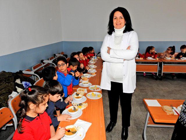 Öğrenciler, fast food yerine anne çorbasıyla besleniyor