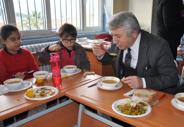 Öğrenciler, fast food yerine anne çorbasıyla besleniyor