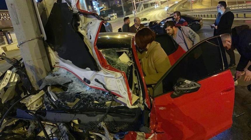 (&Ouml;zel) Avcılar Belediye Başkanı Handan Toprak Benli, feci kazayı g&ouml;r&uuml;nce yaralılara m&uuml;dahale etti