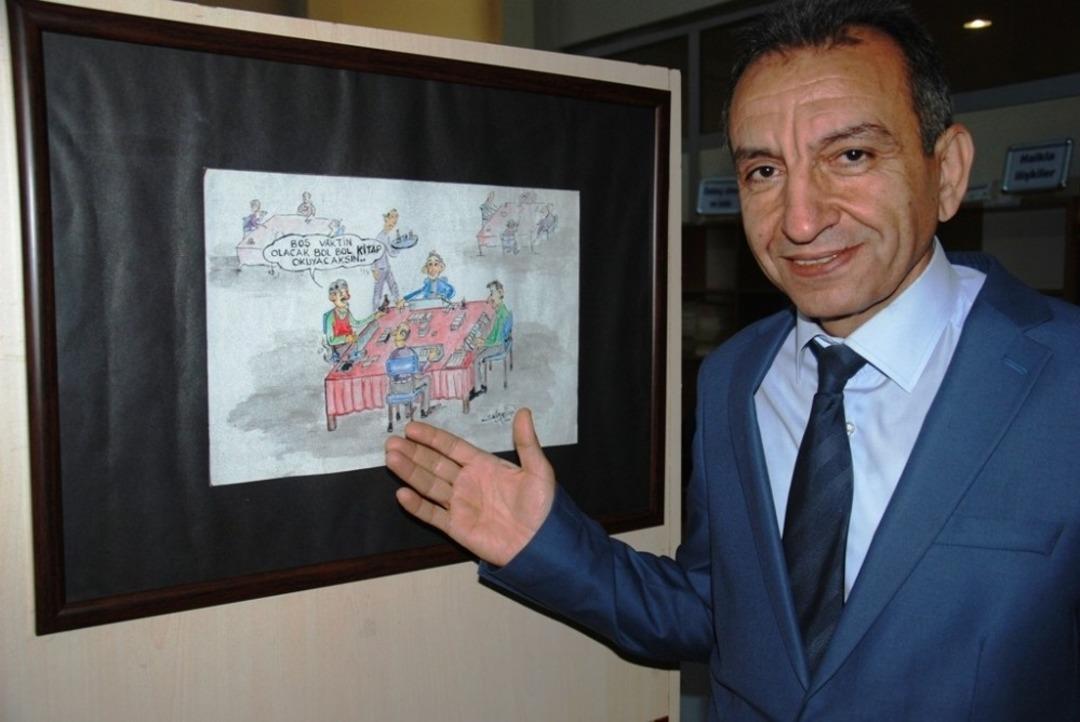 K&uuml;t&uuml;phane M&uuml;d&uuml;r&uuml; Selim Arslan 28. karikat&uuml;r sergisini a&ccedil;tı