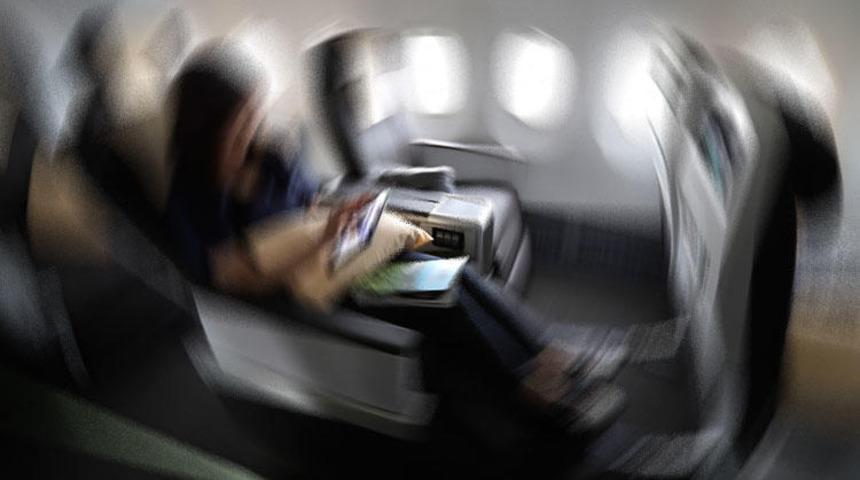 Uçakta herkesin içinde cep telefonunu çıkarıp... 