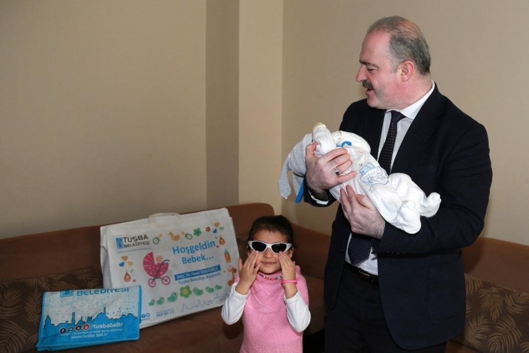Yeni doğan bebeklerin ilk hediyeleri Başkan &Ouml;zg&ouml;k&ccedil;e&rsquo;den
