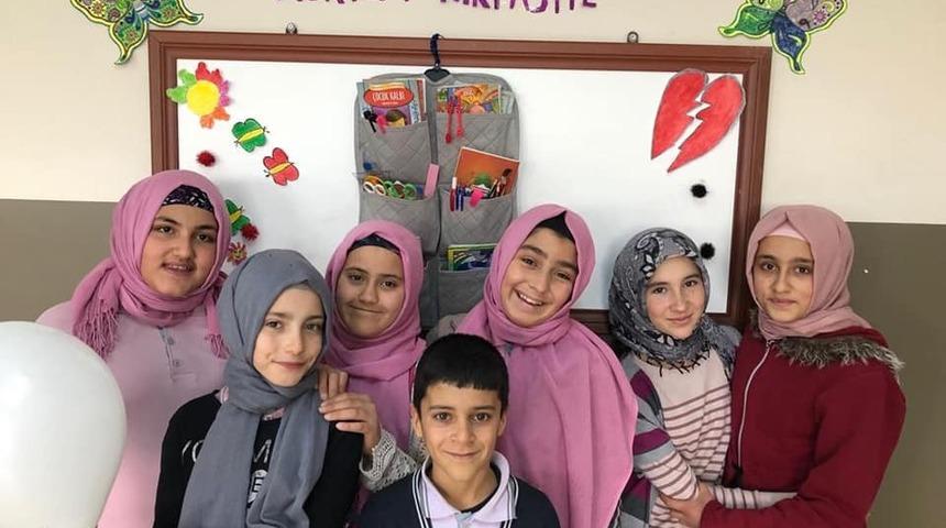 Seyitgazi&rsquo;deki okullarda başlatılan &rsquo;Askıda kırtasiye&rsquo; uygulaması yaygınlaşıyor