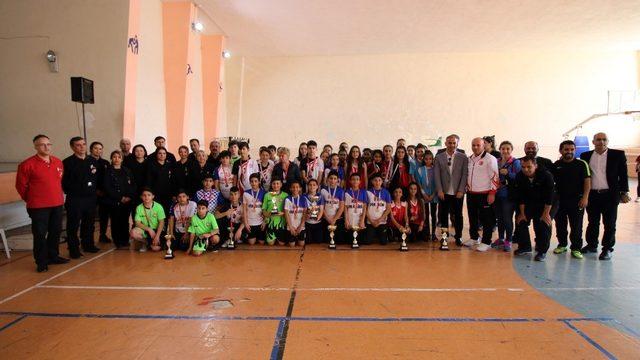 Mehmet Adil İkiz Ortaokulu’ndan badmintonda çifte birincilik