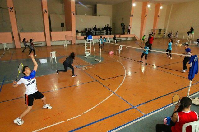 Mehmet Adil İkiz Ortaokulu’ndan badmintonda çifte birincilik