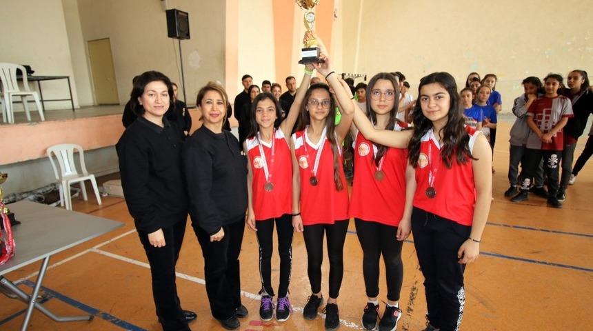 Mehmet Adil İkiz Ortaokulu&rsquo;ndan badmintonda &ccedil;ifte birincilik