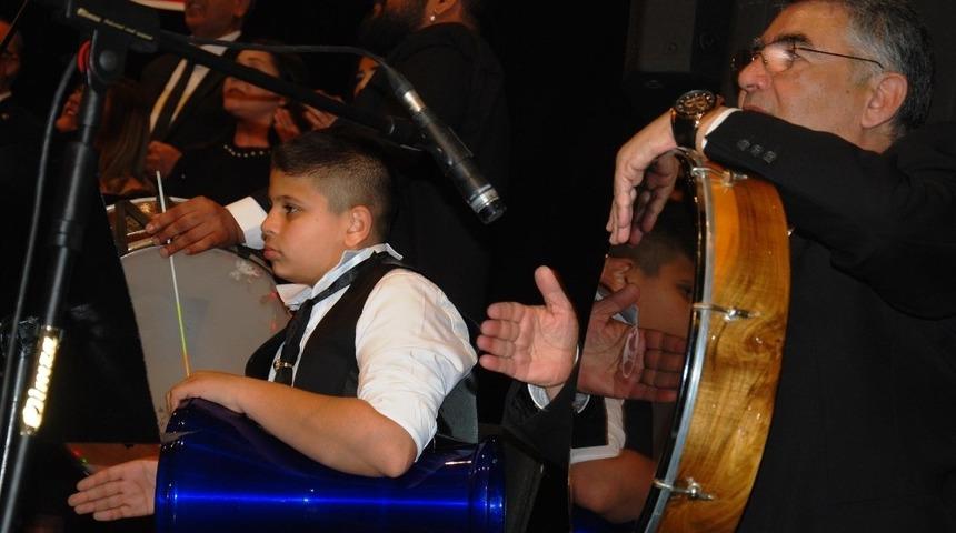 K&uuml;&ccedil;&uuml;k darbukacı babasının yolunda