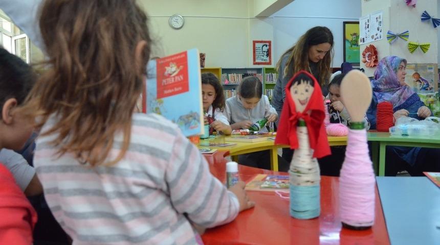 Tahta kaşık ve şişeden kukla yaptılar