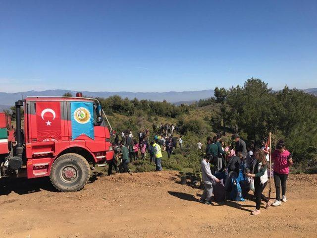 Burhaniye’de Kaymakam Öner, öğrencilerle birlikte fidan dikti