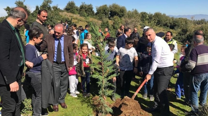 Burhaniye&rsquo;de Kaymakam &Ouml;ner, &ouml;ğrencilerle birlikte fidan dikti