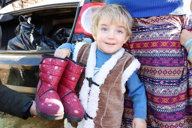 Fotoğraf &ccedil;ekerken başlattığı kampanyayla 20 bin &ccedil;ocuğa bot giydirdi 1