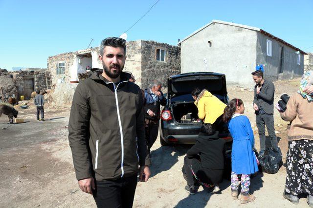 Fotoğraf &ccedil;ekerken başlattığı kampanyayla 20 bin &ccedil;ocuğa bot giydirdi 2
