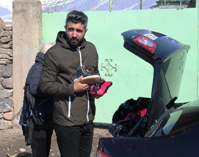 Fotoğraf &ccedil;ekerken başlattığı kampanyayla 20 bin &ccedil;ocuğa bot giydirdi 3