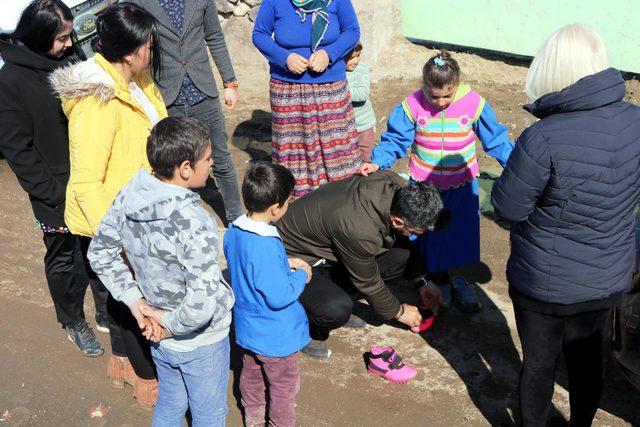 Fotoğraf &ccedil;ekerken başlattığı kampanyayla 20 bin &ccedil;ocuğa bot giydirdi 4
