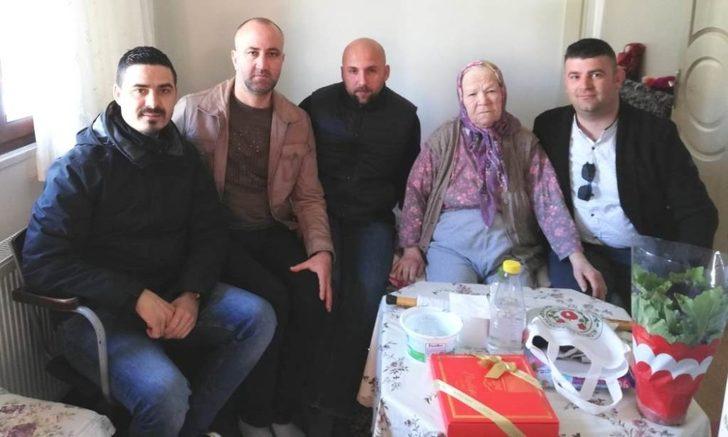 Altınovalı gençlerden yaşlılara ziyaret G4