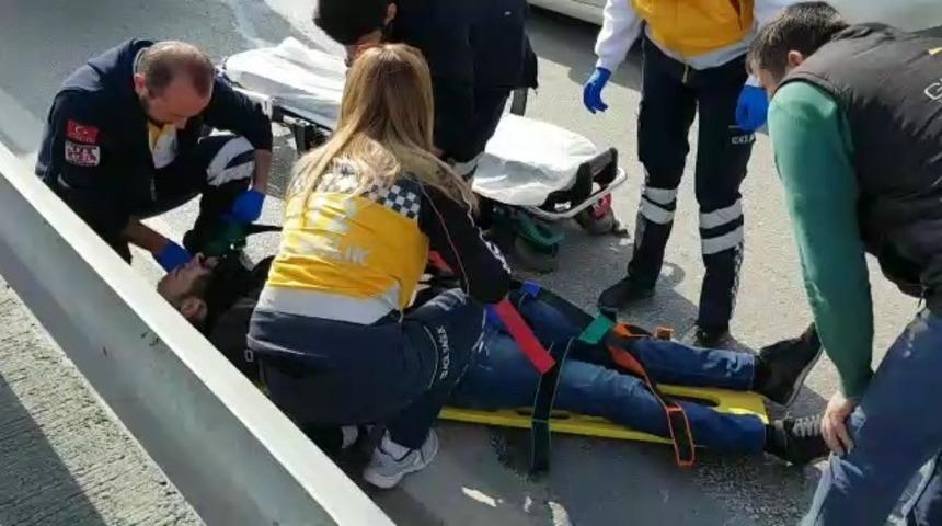 Motosikletten d&uuml;şen s&uuml;r&uuml;c&uuml;ye &ccedil;arpmamak i&ccedil;in kaza yaptılar