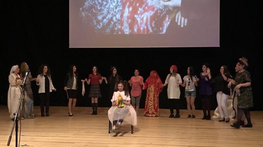 Kadın &ouml;ğretmenler, D&uuml;nya Tiyatro G&uuml;n&uuml;nde şiddete &rsquo;dur&rsquo; demek i&ccedil;in sahnede