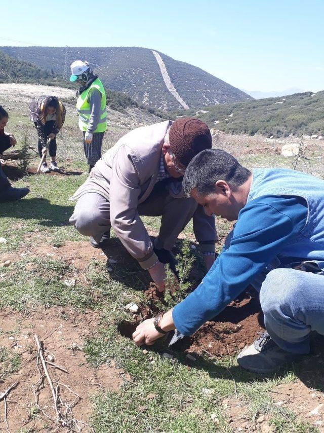 Liselilerden şehit babası ile fidan dikim etkinliği