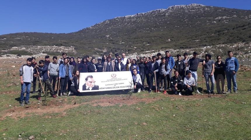 Liselilerden şehit babası ile fidan dikim etkinliği