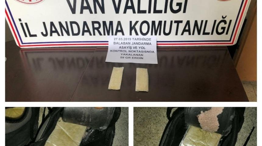 Ayakkabı astarında ve cips poşetinde uyuşturucu &ccedil;ıktı