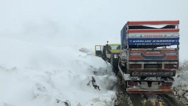 Siirt’te karda mahsur kalan araçlar kurtarıldı