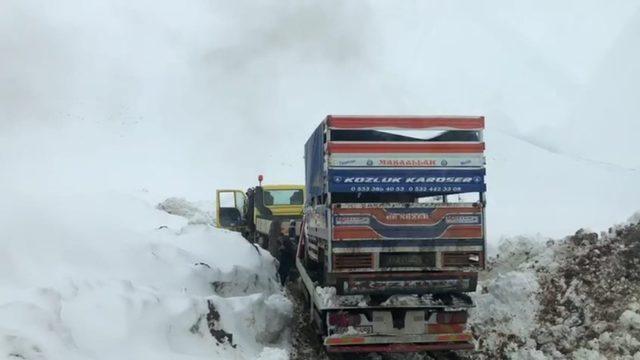 Siirt’te karda mahsur kalan araçlar kurtarıldı