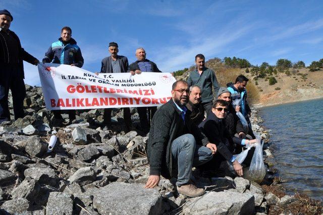 Kütahya’da 43 göl ve gölede 400 bin yavru sazan balığı bırakıldı