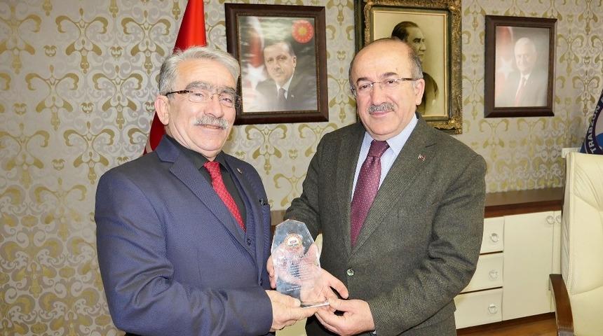 Emeklilerden Başkan G&uuml;mr&uuml;k&ccedil;&uuml;oğlu&rsquo;na teşekk&uuml;r plaketi