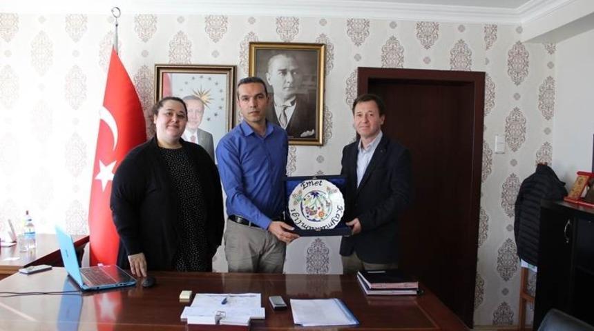 Kaymakam, yılın doktoru Hakan &Uuml;nek&rsquo;i tebrik etti