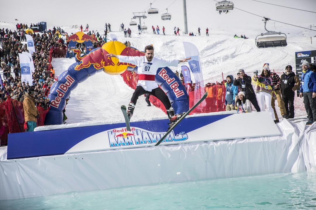 Yılın en eğlenceli podyumu: 'Red Bull Kar Havuzu' 