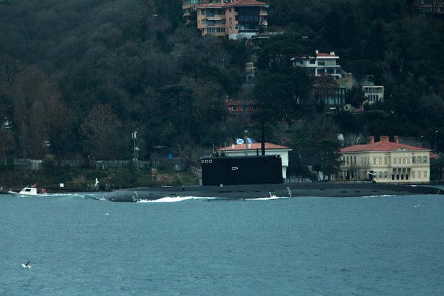 Rus denizaltısı İstanbul Boğazı'ndan geçti